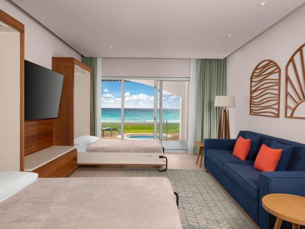 Hilton Cancun Mar Caribe All-Inclusive Resort : photo 1 de la chambre chambre lit king-size enclave côté plage avec 2 lits escamotables