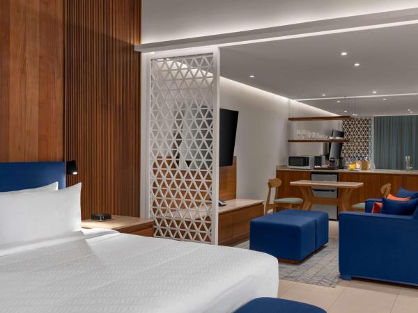 Hilton Cancun Mar Caribe All-Inclusive Resort : photo 5 de la chambre suite lune de miel enclave avec lit king-size