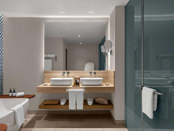 Hilton Cancun Mar Caribe All-Inclusive Resort : photo 4 de la chambre chambre lit king-size premium avec vue sur l'océan