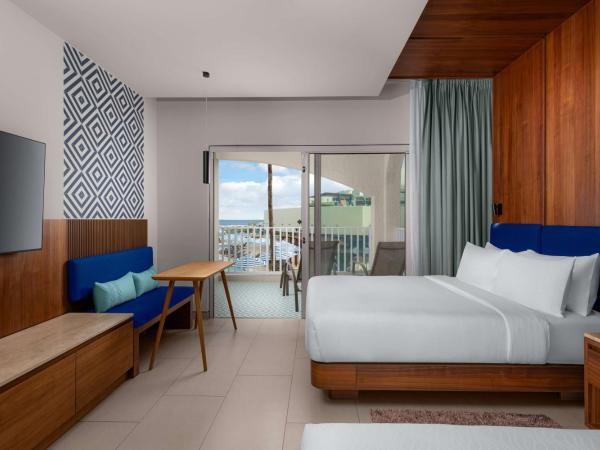 Hilton Cancun Mar Caribe All-Inclusive Resort : photo 1 de la chambre chambre accessible aux personnes à mobilité réduite - vue sur océan