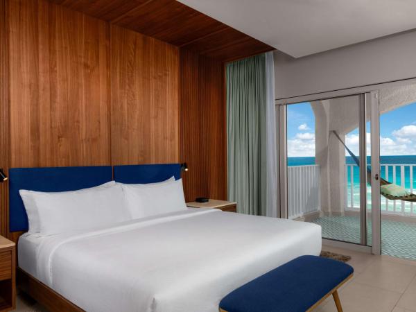 Hilton Cancun Mar Caribe All-Inclusive Resort : photo 1 de la chambre suite enclave en côté plage avec un lit king-size et deux lits escamotables