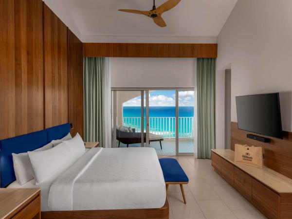 Hilton Cancun Mar Caribe All-Inclusive Resort : photo 1 de la chambre suite lune de miel avec lit king-size