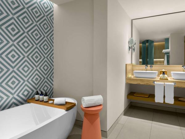 Hilton Cancun Mar Caribe All-Inclusive Resort : photo 6 de la chambre chambre lit king-size premium avec vue sur l'océan