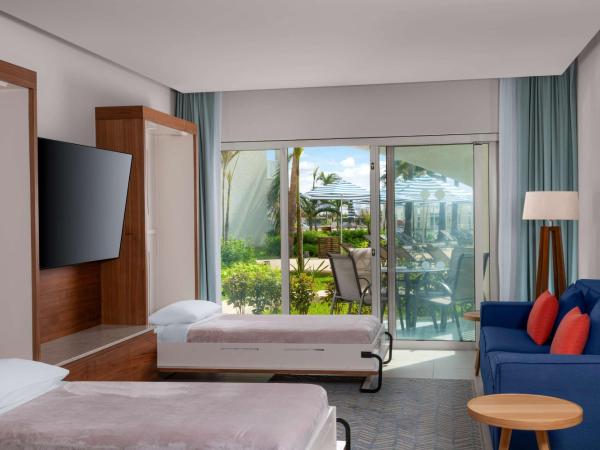 Hilton Cancun Mar Caribe All-Inclusive Resort : photo 3 de la chambre suite lit king-size avec 2 lits escamotables et patio - vue sur piscine