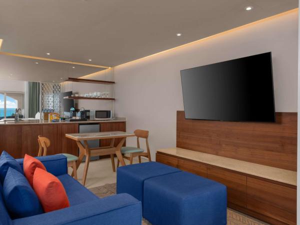 Hilton Cancun Mar Caribe All-Inclusive Resort : photo 2 de la chambre suite lune de miel avec lit king-size