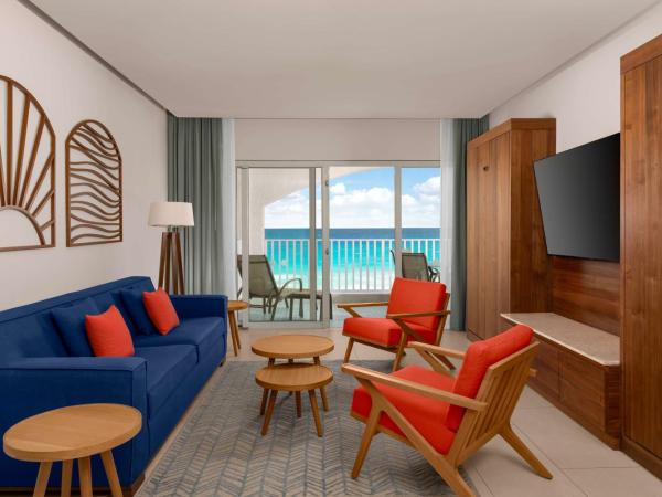 Hilton Cancun Mar Caribe All-Inclusive Resort : photo 4 de la chambre suite enclave en côté plage avec un lit king-size et deux lits escamotables