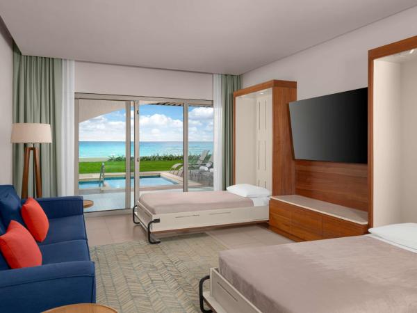 Hilton Cancun Mar Caribe All-Inclusive Resort : photo 1 de la chambre chambre lit king-size enclave côté plage avec 2 lits escamotables
