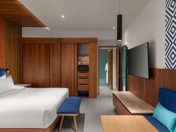 Hilton Cancun Mar Caribe All-Inclusive Resort : photo 4 de la chambre suite lit king-size avec 2 lits escamotables et patio - vue sur piscine