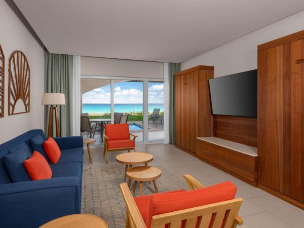 Hilton Cancun Mar Caribe All-Inclusive Resort : photo 2 de la chambre chambre lit king-size enclave côté plage avec 2 lits escamotables