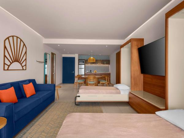 Hilton Cancun Mar Caribe All-Inclusive Resort : photo 1 de la chambre suite lit king-size premium avec 2 lits escamotables et vue sur océan