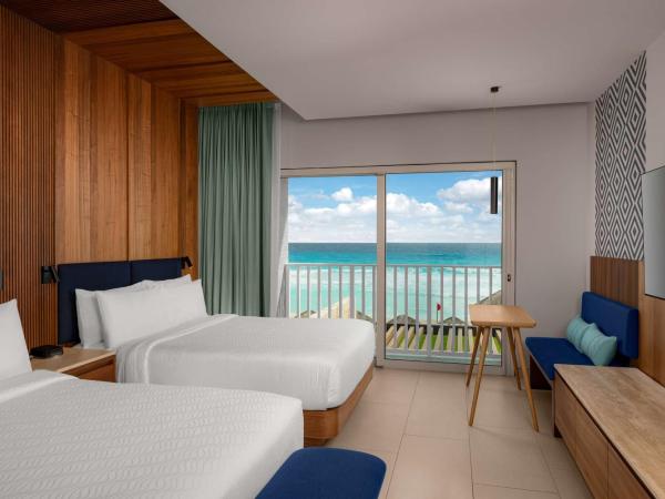 Hilton Cancun Mar Caribe All-Inclusive Resort : photo 1 de la chambre chambre enclave côté plage avec 2 lits queen-size et balcon