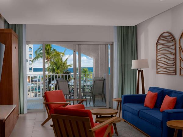 Hilton Cancun Mar Caribe All-Inclusive Resort : photo 2 de la chambre suite lit king-size premium avec 2 lits escamotables et vue sur océan