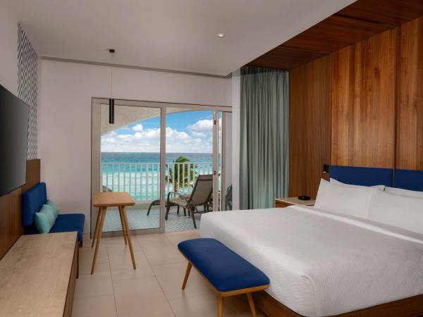 Hilton Cancun Mar Caribe All-Inclusive Resort : photo 2 de la chambre chambre lit king-size enclave côté plage avec terrasse