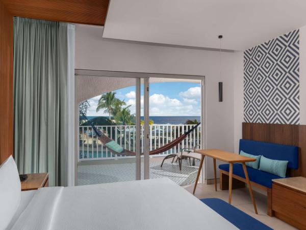 Hilton Cancun Mar Caribe All-Inclusive Resort : photo 3 de la chambre suite lit king-size premium avec 2 lits escamotables et vue sur océan