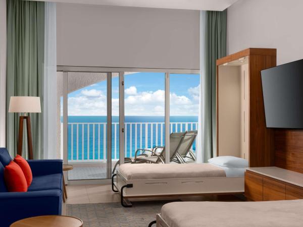 Hilton Cancun Mar Caribe All-Inclusive Resort : photo 4 de la chambre suite lit king-size premium avec 2 lits escamotables et vue sur océan