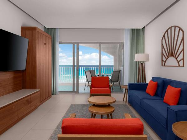 Hilton Cancun Mar Caribe All-Inclusive Resort : photo 6 de la chambre suite enclave en côté plage avec un lit king-size et deux lits escamotables