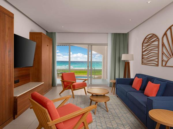 Hilton Cancun Mar Caribe All-Inclusive Resort : photo 5 de la chambre chambre lit king-size enclave côté plage avec 2 lits escamotables