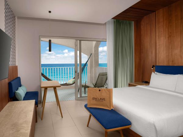 Hilton Cancun Mar Caribe All-Inclusive Resort : photo 7 de la chambre suite enclave en côté plage avec un lit king-size et deux lits escamotables