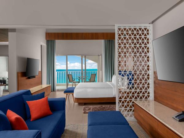 Hilton Cancun Mar Caribe All-Inclusive Resort : photo 6 de la chambre suite lune de miel enclave avec lit king-size