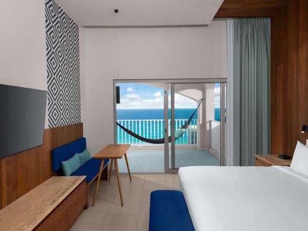 Hilton Cancun Mar Caribe All-Inclusive Resort : photo 5 de la chambre suite lit king-size premium avec 2 lits escamotables et vue sur océan