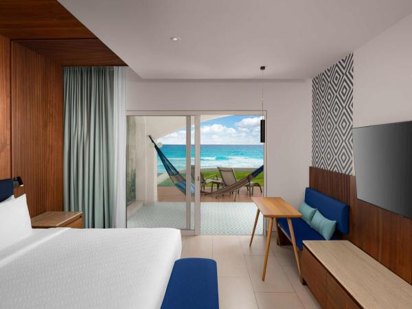 Hilton Cancun Mar Caribe All-Inclusive Resort : photo 6 de la chambre chambre lit king-size enclave côté plage avec 2 lits escamotables