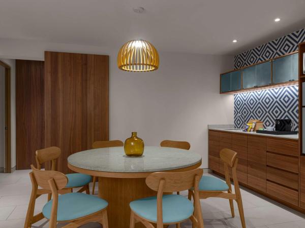 Hilton Cancun Mar Caribe All-Inclusive Resort : photo 7 de la chambre chambre lit king-size enclave côté plage avec 2 lits escamotables