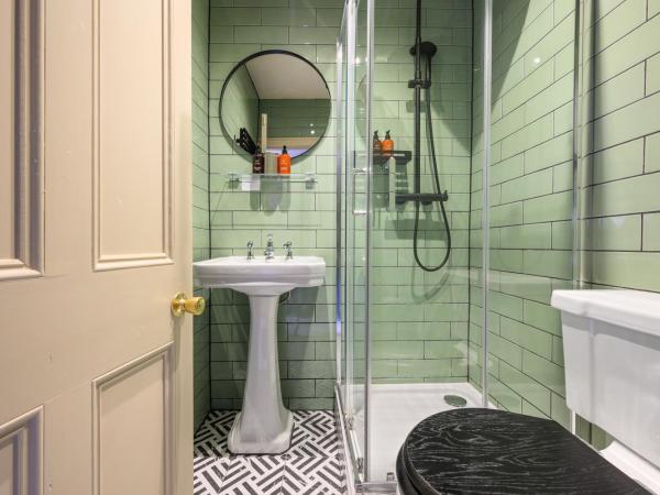 Clementine's Guest House : photo 4 de la chambre petite chambre lit queen-size