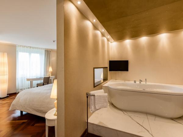 Hotel des Balances : photo 2 de la chambre suite avec jacuzzi et balcon - vue sur rivière