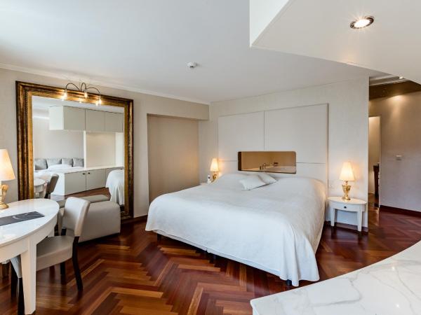 Hotel des Balances : photo 3 de la chambre suite avec jacuzzi et balcon - vue sur rivière
