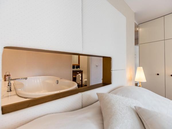 Hotel des Balances : photo 7 de la chambre suite avec jacuzzi et balcon - vue sur rivière