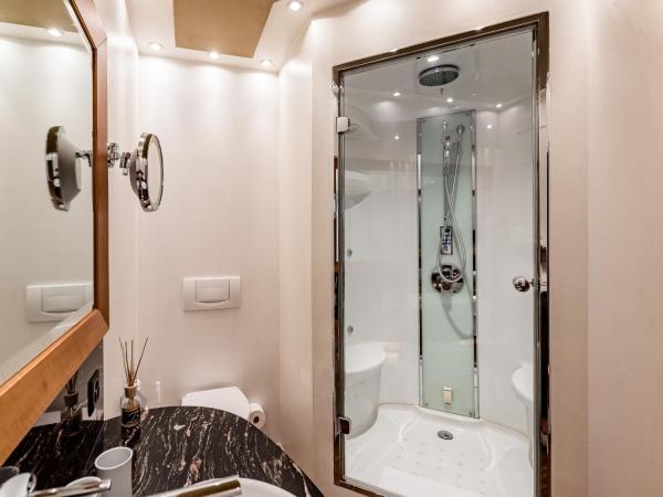 Hotel des Balances : photo 5 de la chambre suite avec jacuzzi et balcon - vue sur rivière