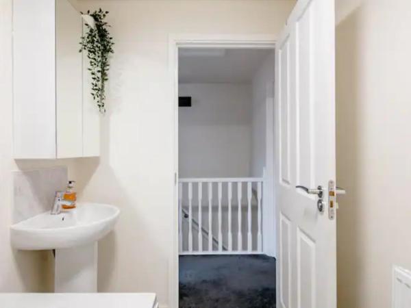 Stunning Private room + Bathroom & Parking! : photo 5 de la chambre chambre double avec salle de bains privative