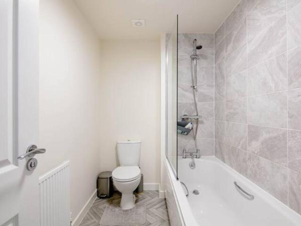 Stunning Private room in a Home - Bathroom & Parking! : photo 6 de la chambre chambre double avec salle de bains privative