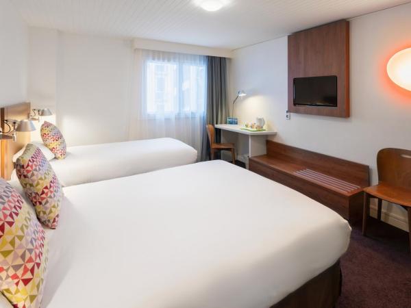 Campanile Annecy Centre - Gare : photo 2 de la chambre chambre nouvelle génération - 1 lit double et 1 lit simple