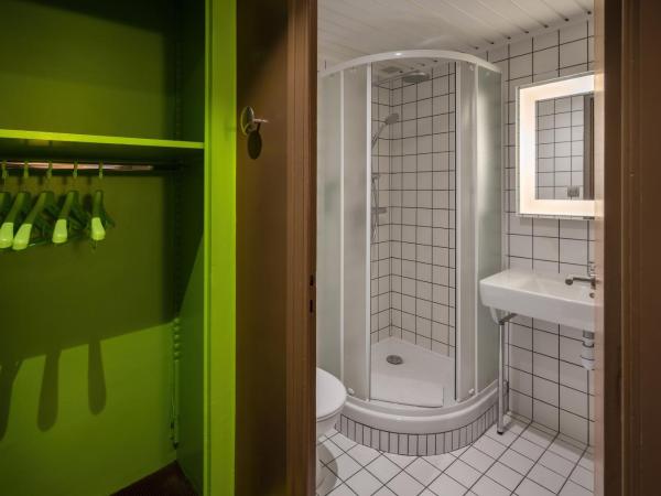 Campanile Annecy Centre - Gare : photo 4 de la chambre chambre nouvelle génération - 1 lit double 2 lits simples