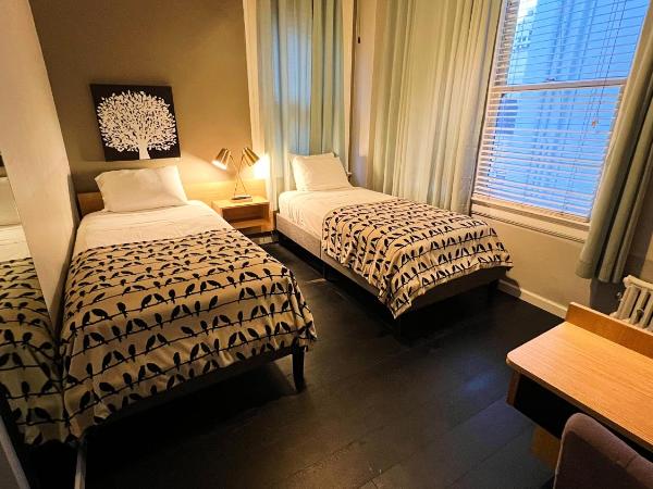 Touchstone Hotel - City Center : photo 1 de la chambre chambre lits jumeaux avec 2 lits jumeaux