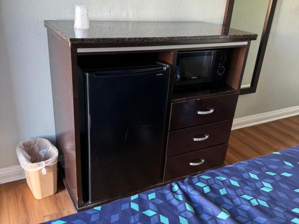 La Cienega Inn Motel : photo 5 de la chambre chambre lit king-size deluxe