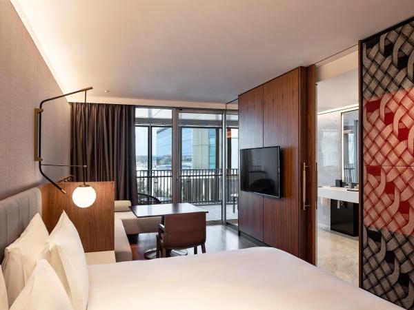 Park Hyatt Auckland : photo 1 de la chambre chambre lit king-size avec balcon