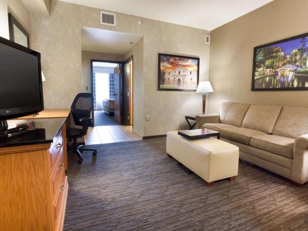 Drury Inn & Suites San Antonio North Stone Oak : photo 1 de la chambre suite lit king-size avec canapé-lit