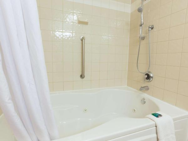 Drury Inn & Suites San Antonio North Stone Oak : photo 6 de la chambre suite lit king-size supérieure avec baignoire spa