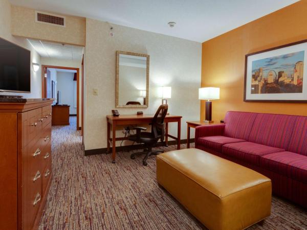 Drury Inn & Suites St. Louis Forest Park : photo 4 de la chambre suite lit king-size avec canapé-lit