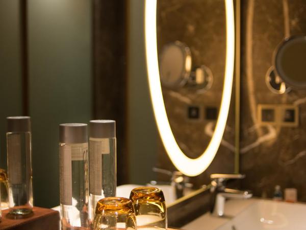 The Garden Hotel Guangzhou - Free shuttle between hotel and Exhibition Center during Canton Fair & Exhibitor registration Counter : photo 1 de la chambre chambre lit king-size premier