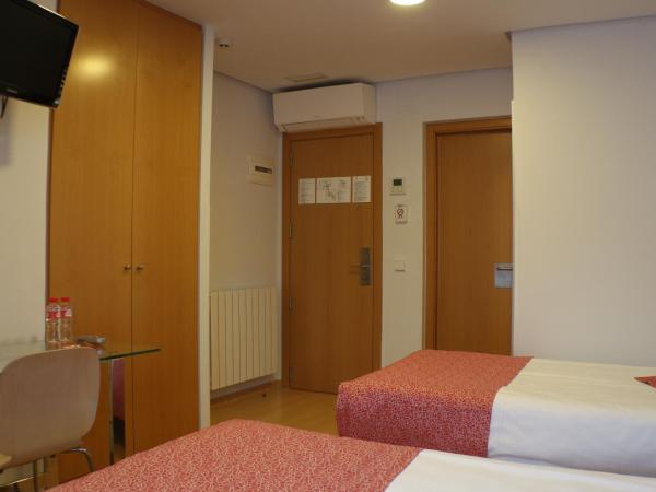 Hotel Picos De Europa : photo 6 de la chambre chambre lits jumeaux