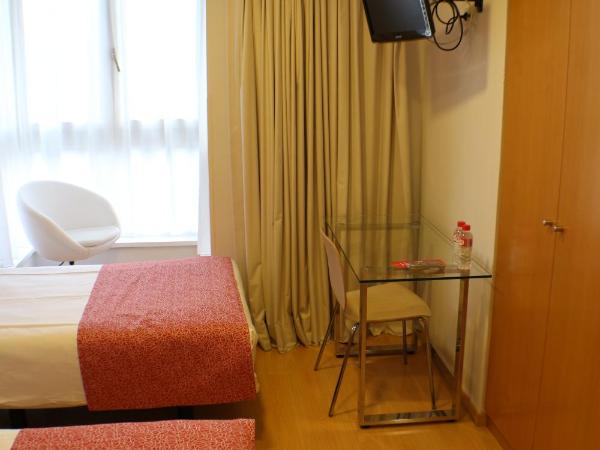 Hotel Picos De Europa : photo 7 de la chambre chambre lits jumeaux