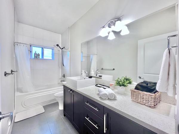 Si & Daniel Home Near YVR Airport & Skytrain Separate Entry Free Parking : photo 6 de la chambre suite deluxe