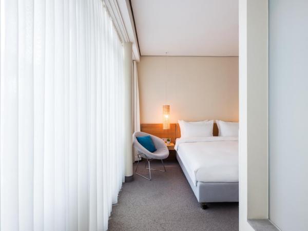 Lindner Hotel Berlin Ku'damm, part of JdV by Hyatt : photo 1 de la chambre chambre lit queen-size avec balcon