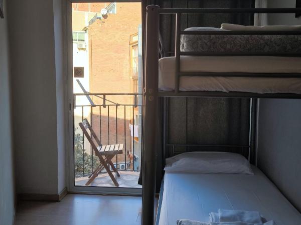 Wow Hostel Barcelona : photo 1 de la chambre chambre lits jumeaux avec lits superposés et salle de bains privative