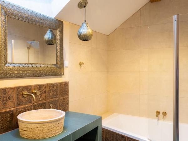 BlissHouse Cracow : photo 8 de la chambre chambre quadruple avec baignoire