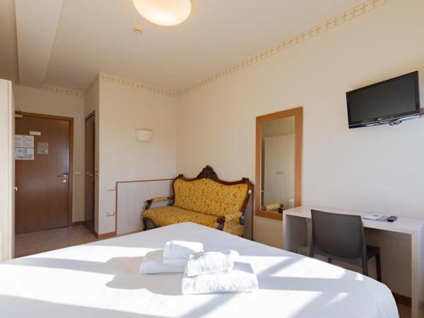 Villa La Stella : photo 5 de la chambre chambre double ou lits jumeaux - vue sur ville