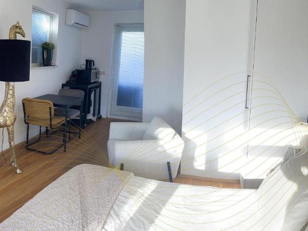 BnB Goldies : photo 8 de la chambre chambre double avec salle de bains privative